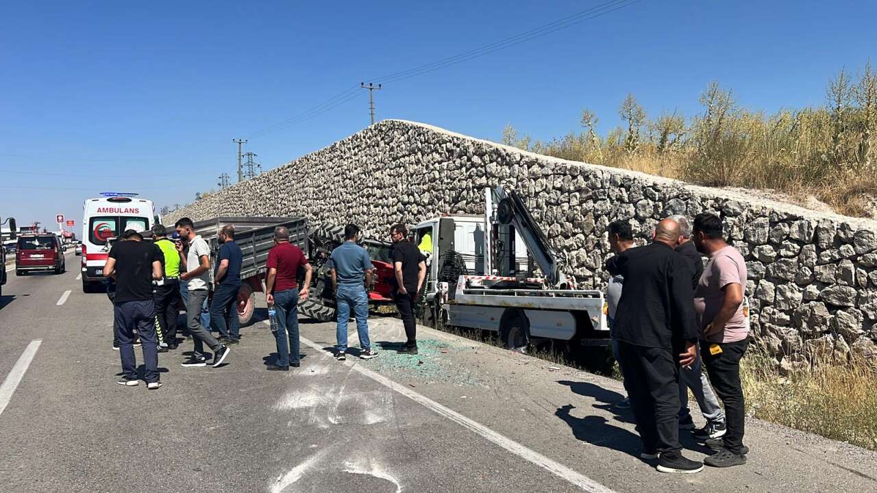 Çekici ile traktör çarpıştı! 4’ü çocuk 6 yaralı var 3